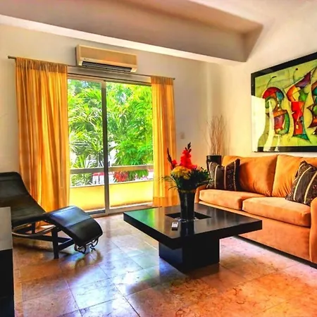 In Heart Of It All-Steps To Town, Beach & 5Th Ave! Apartment